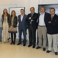 El alcalde de Boadilla del Monte, Juan Siguero, junto con la concejal de Formación y Empleo, Rosalía de Padura, durante la entrega de los nuevos despachos del Centro de Empresas a los emprendedores adjudicatarios.