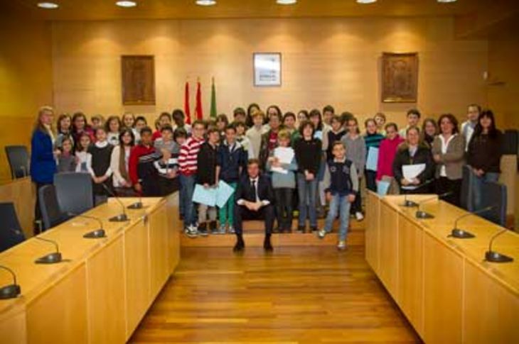 Alumnos de 5º y 6º de Primaria del CEIP Príncipe D. Felipe, durante su visita al Ayuntamiento de Boadilla, en compañía del alcalde de la localidad, Antonio González Terol, en primer término.