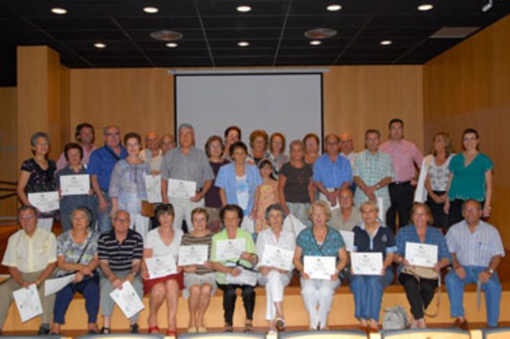 La entrega de diplomas puso punto y final a los cursos de formación informática destinados a personas mayores.