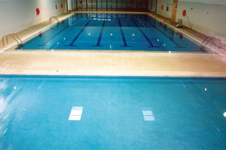 La piscina del colegio concertado Hélade de Boadilla del Monte, escenario del curso de socorrismo que impartirá el centro.