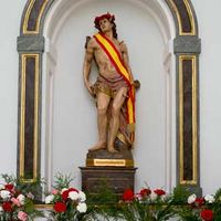 La talla de San Sebastián vuelve a su lugar de origen tras la restauración del histórico inmueble.