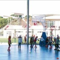 Alumnos del club de patinaje de Boadilla del Monte durante una de sus clases en las pistas del Polideportivo Municipal.
