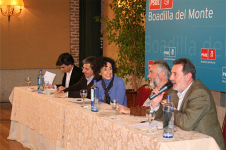 En el encuentro organizado por el PSOE, intervino, entre otros, la ministra de Educación, Mercedes Cabrera (en el centro de la imagen).