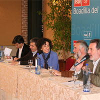 En el encuentro organizado por el PSOE, intervino, entre otros, la ministra de Educación, Mercedes Cabrera (en el centro de la imagen).