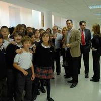 El alcalde Boadilla hace cola en el comedor, junto a los alumnos del colegio CASVI, para recoger su bandeja de comida.