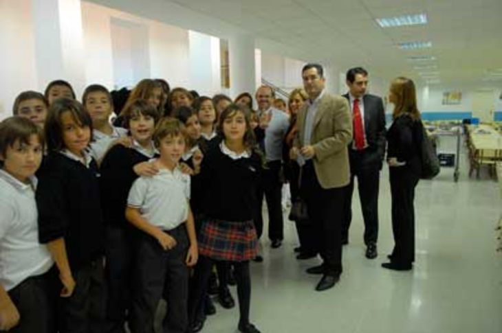 El alcalde Boadilla hace cola en el comedor, junto a los alumnos del colegio CASVI, para recoger su bandeja de comida.