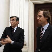 El arquitecto José Ramón Duralde, experto en patrimonio histórico, con el alcalde de Boadilla del Monte, Antonio González Terol.