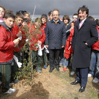 Los escolares junto al alcalde, Arturo González Panero, y el viceconsejero de Medio Ambiente de la Comunidad de Madrid, Manuel Beltrán.