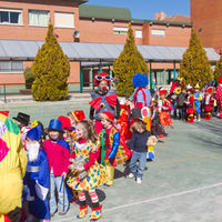 Los alumnos del CEIP Príncipe Don Felipe, ultimando el pasacalles por las calles del Boadilla.