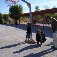 El alcalde de Boadilla del Monte, Arturo González Panero, durante su visita a las instalaciones del colegio público José Bergamín.