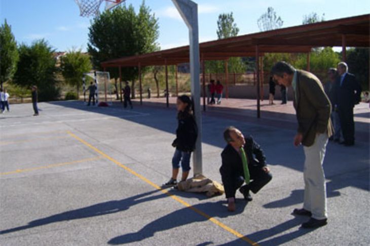 El alcalde de Boadilla del Monte, Arturo González Panero, durante su visita a las instalaciones del colegio público José Bergamín.