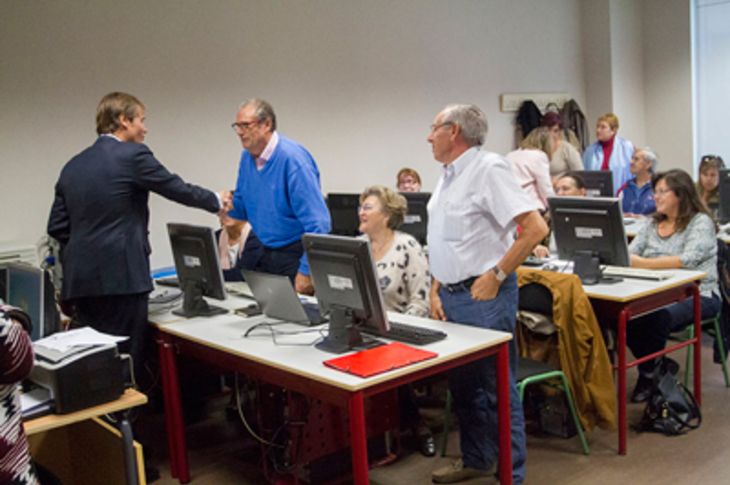 Distintos instantes de la visita del alcalde de Boadilla a la Escuela de Adultos.