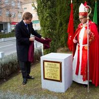 Instante de la bendición de la ermita por el obispo de Getafe, junto al alcalde de Boadilla, Antonio González Terol.