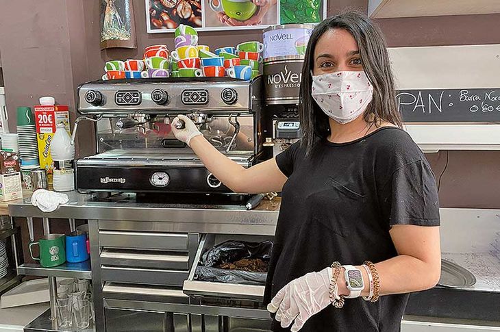 Sandra Bonilla, responsable de la cafetería-panadería Origen, situada junto al Ayuntamiento de Boadilla del Monte.