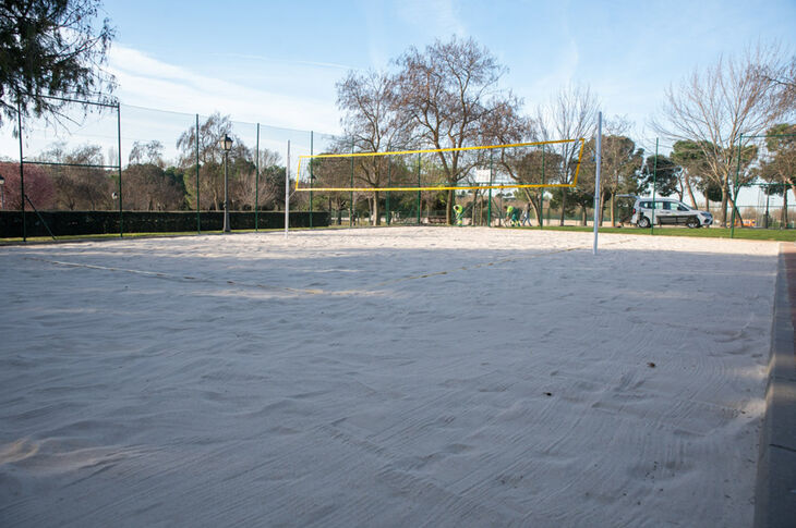 El parque Juan Pablo II cuenta con la primera pista de vóley playa de Boadilla