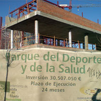 Cartel de las obras del Parque del Deporte y la Salud de Boadilla del Monte.