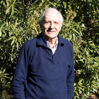 El escritor José Luis Olaizola, en el jardín de su casa en Boadilla del Monte.