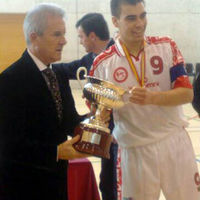 Momento de la entrega del trofeo que acredita a la Selección de Madrid Sub 21 como campeona de España.