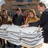 Antonio González Terol, alcalde de Boadilla (derecha), junto a la maqueta del edificio Acantilado y el arquitecto del mismo, Juan Ignacio Mera.
