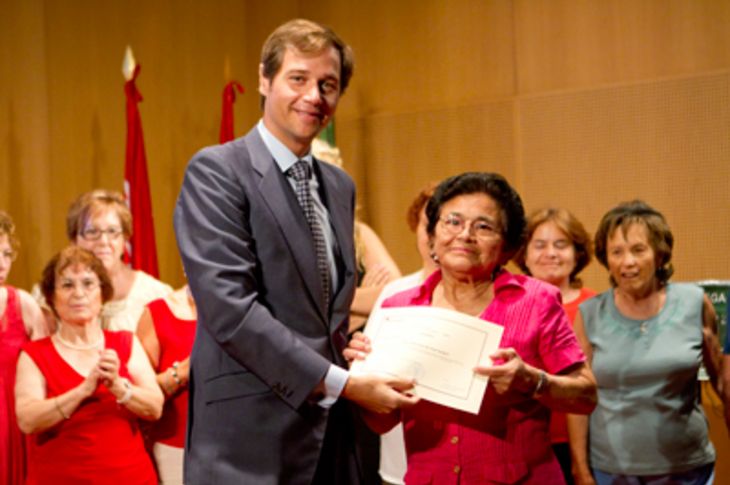 El alcalde de Boadilla, Antonio González Terol, durante la entrega de diplomas a los alumnos de la Escuela de Adultos.