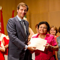 El alcalde de Boadilla, Antonio González Terol, durante la entrega de diplomas a los alumnos de la Escuela de Adultos.