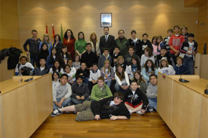 El grupo de estudiantes norteamericanos acompañados por estudiantes del Instituto Ventura Rodríguez, durante su visita a las dependencias municipales.