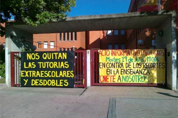 Pancartas del acto informativo convocado para hoy en el instituto Máximo Trueba.