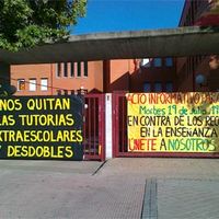 Pancartas del acto informativo convocado para hoy en el instituto Máximo Trueba.