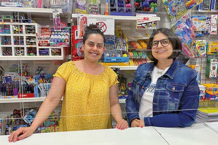 Soledad y Matilde Espada, responsables de la librería-papelería del Zoco de Boadilla del Monte