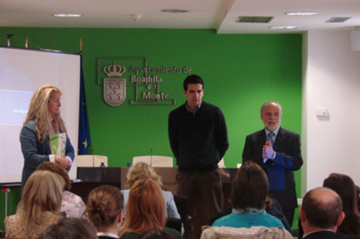 Instante de la presentación del "Programa Socioescuela", en la Sede Institucional del Ayuntamiento de Boadilla.