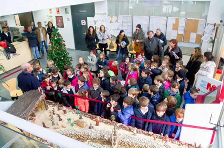 Distintos momentos de los escolares del colegio Virgen de Europa durante su actuación en el Ayuntamiento de Boadilla del Monte.