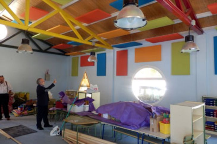 Imagen de las obras de acondicionamiento acústico que se están realizando en una de las aulas del colegio José Bergamín.