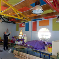 Imagen de las obras de acondicionamiento acústico que se están realizando en una de las aulas del colegio José Bergamín.