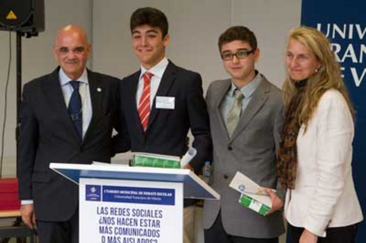 Los alumnos premiados reciben sus premios de manos de Javier Mula, profesor de la UFV y director de la Sociedad de Debates UFV, y de la concejal de Educación del ayuntamiento boadillense, Eva Peña.