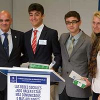 Los alumnos premiados reciben sus premios de manos de Javier Mula, profesor de la UFV y director de la Sociedad de Debates UFV, y de la concejal de Educación del ayuntamiento boadillense, Eva Peña.