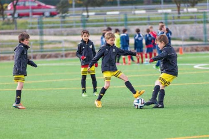 Sesiones de entrenamiento de distintos equipos de la escuelas de fútbol del Nuevo Boadilla y el EFMO en los campos del Polideportivo Municipal.