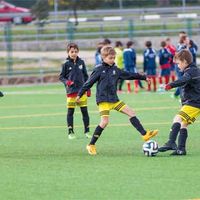 Sesiones de entrenamiento de distintos equipos de la escuelas de fútbol del Nuevo Boadilla y el EFMO en los campos del Polideportivo Municipal.