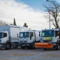 Imagen de algunos de los nuevos vehículos recién incorporados a la limpieza y el mantenimiento de Boadilla.