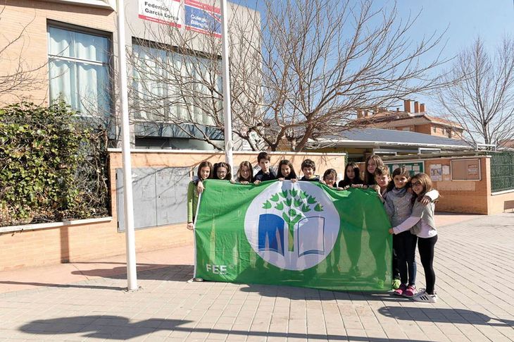 El colegio Federico García Lorca renueva su bandera verde