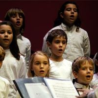 Miembros del coro del colegio Ágora de Boadilla del Monte durante su actuación en el Teatro Mira de Pozuelo de Alarcón.