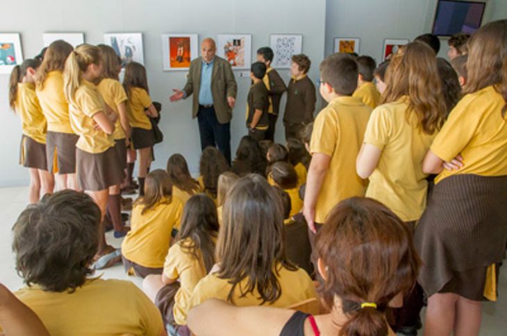 Instante de la visita de los alumnos del Quecus a la muestra gráfica.