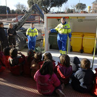 Los alumnos del colegio José Bergamín reciben las explicaciones sobre las nuevas técnicas de reciclaje.