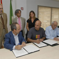 El alcalde de Boadilla del Monte, Arturo González Panero, durante la firma del convenio en materia de seguridad con los representantes de los vecinos de la urbanización Pino Centinela.