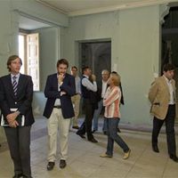El alcalde de Boadilla del Monte, Antonio González Terol, durante su visita con los concejales de la oposición, el de urbanismo y técnicos municipales al Palacio del Infante Don Luis.