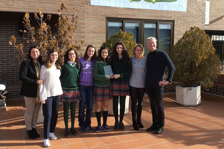 Alumnas del Mirabal ganan la Liga de Debate en inglés.