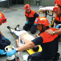 Los técnicos de emergencias de la agrupación de Protección Civil de Boadilla del Monte durante la realización de un simulacro.