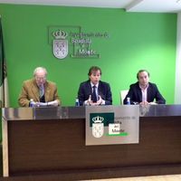 Esta mañana el alcalde, Antonio González Terol, hizo balance de dicho servicio junto con su máximo responsable, el doctor José Antonio Sánchez de Prada. Ambos en la imagen junto con el cuarto teniente de alcalde y responsables del área de Sanidad, A