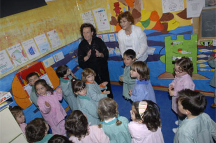 Los alumnos más pequeños del colegio Teresa Berganza realizando una de las actividades.