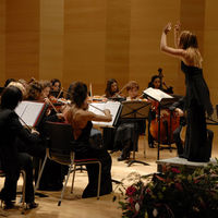 Momento del concierto de la directora italiana Stefania Rinalidi y su orquesta femenina.