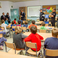 Distintos instantes de la visita del alcalde, en compañía de miembros del equipo de gobierno municipal y los agentes tutores al CEIP Teresa Berganza.